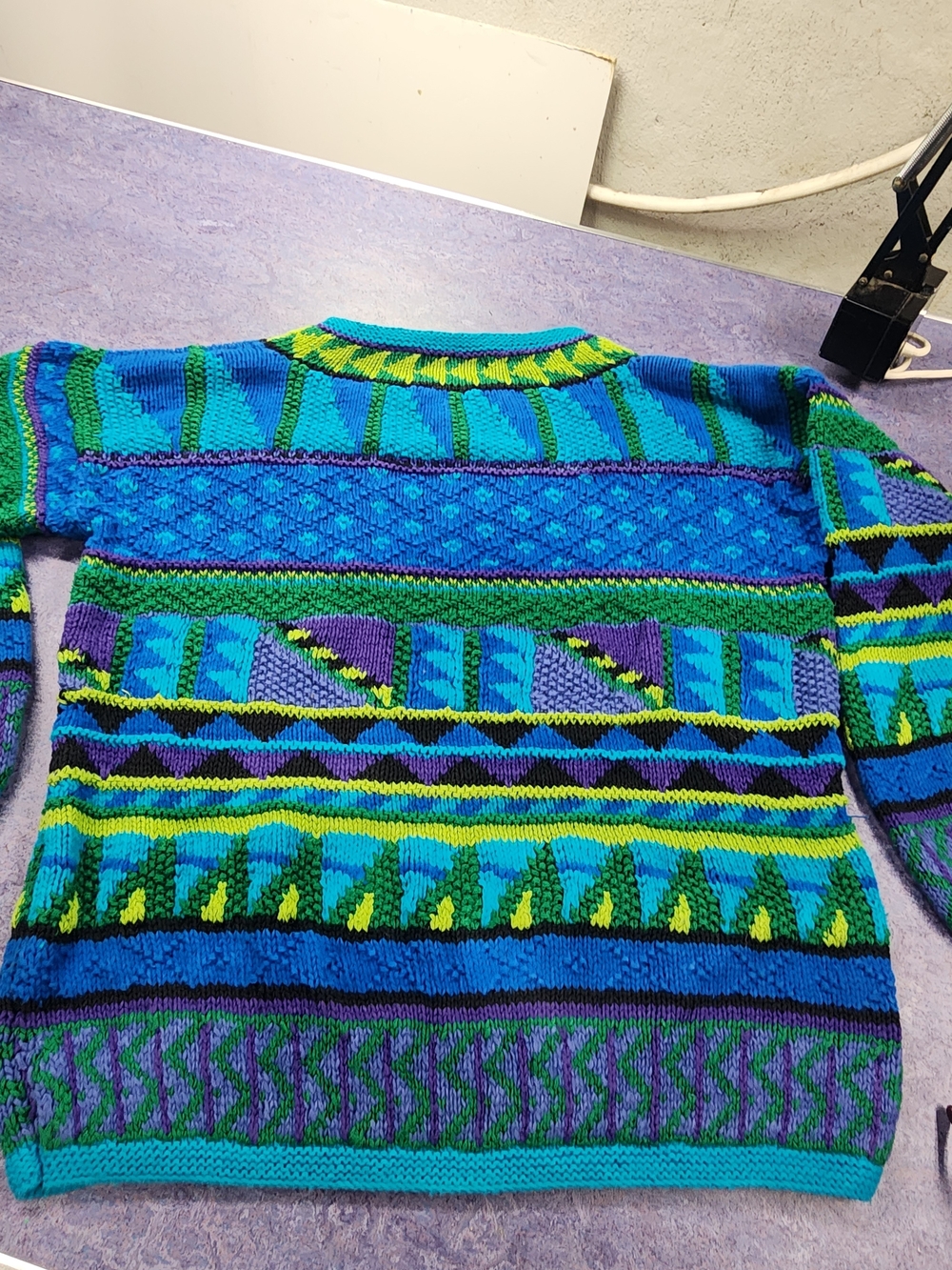 SEGRETS SUN PRINT Vibrant Geometric Knit Sweater in Blue & Green